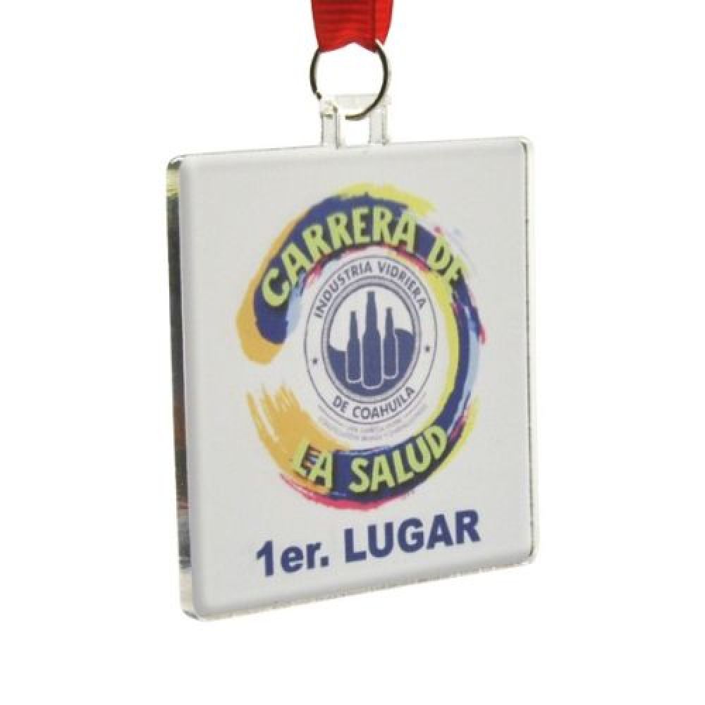 MEDALLA DE ACRILICO CUADRADA 6 X 6 CM CON IMPRESIÓN POR UN LADO  Y RESINA INCLUYE LISTON Y BOLSA DE CELOFA INDIVIDUAL imagen